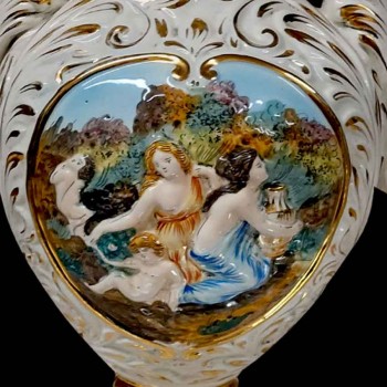 Jarrón de porcelana con tapa firmado Capodimonte Italia