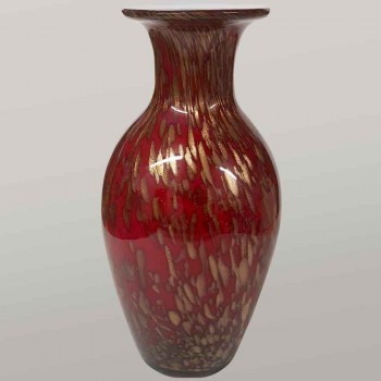 Jarrón vintage de Murano con revestimiento rojo.