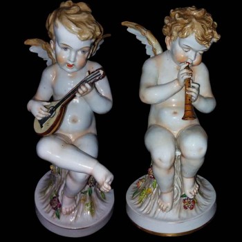 Pair of musician putti from Capodimonte, 19th century