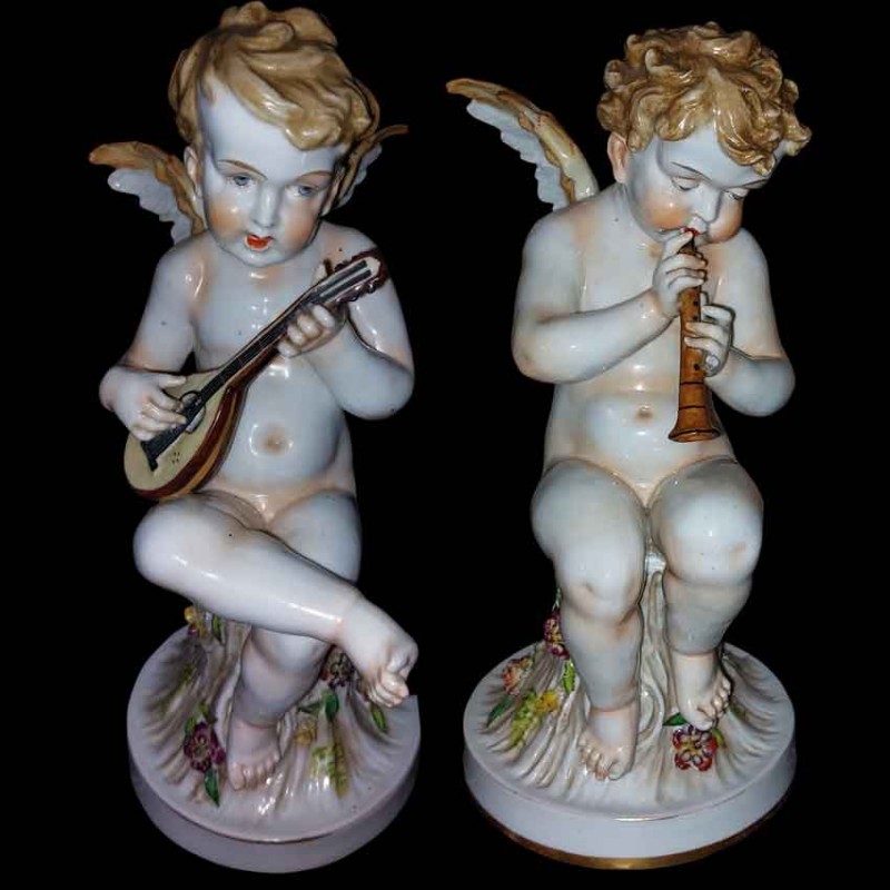 Pair of musician putti from Capodimonte, 19th century