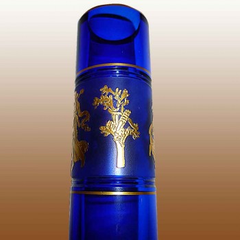 Weelderige Val Saint Lambert vaas van blauw kristal en 22-karaats goud  met decoratie Dans van Flora.