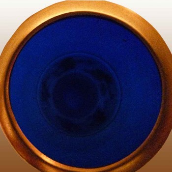 Weelderige Val Saint Lambert vaas van blauw kristal en 22-karaats goud  met decoratie Dans van Flora.