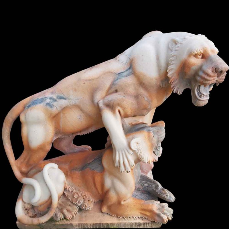 Scultura in marmo di leonessa con il suo cucciolo di leone