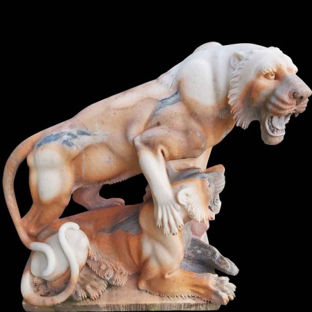 Leeuwin marmeren sculptuur met zijn leeuwenwelp