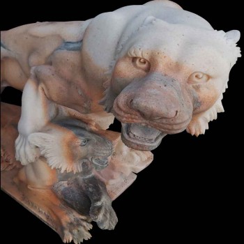 Leona escultura de mármol con su cachorro de león