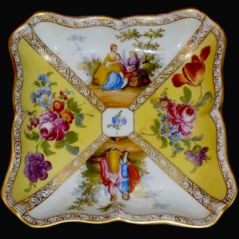 coupe carree en porcelaine Meissen signee XIX eme siecle coupe carree en porcelaine Meissen signee XIX eme siecle