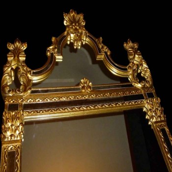 Espejo estilo Luis XV de madera dorada con pan de oro.