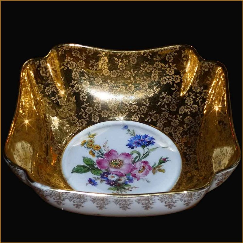 Plat en porcelaine de Limoges avec incrustation or double dorure Plat en porcelaine de Limoges avec incrustation or double dorure