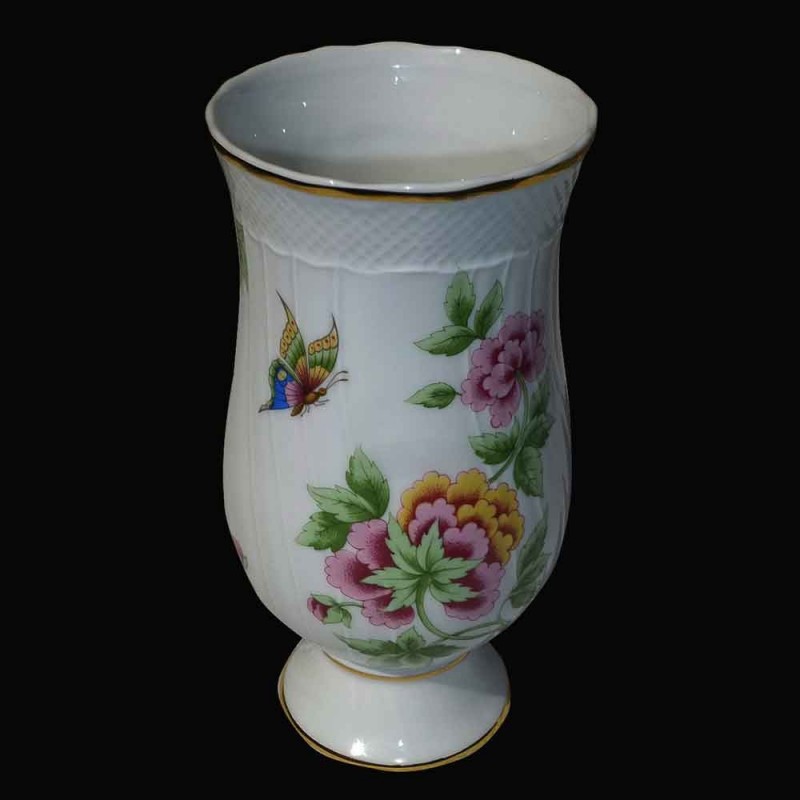 Vase in porcelain in Herend (Hungary) Vase in porcelain in Herend (Hungary)