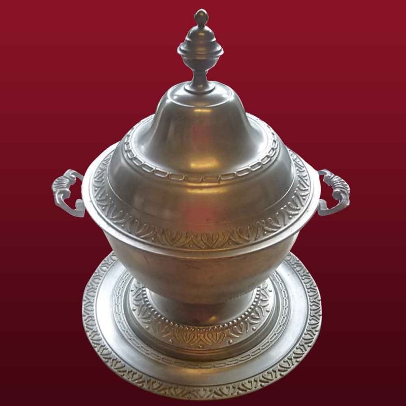 Soup-broth and its XVIII century pewter plate Soup-broth and its XVIII century pewter plate
