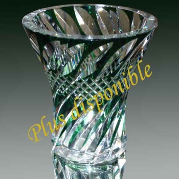 Vase en cristal doublé taillé vert du Val Saint Lambert signé.