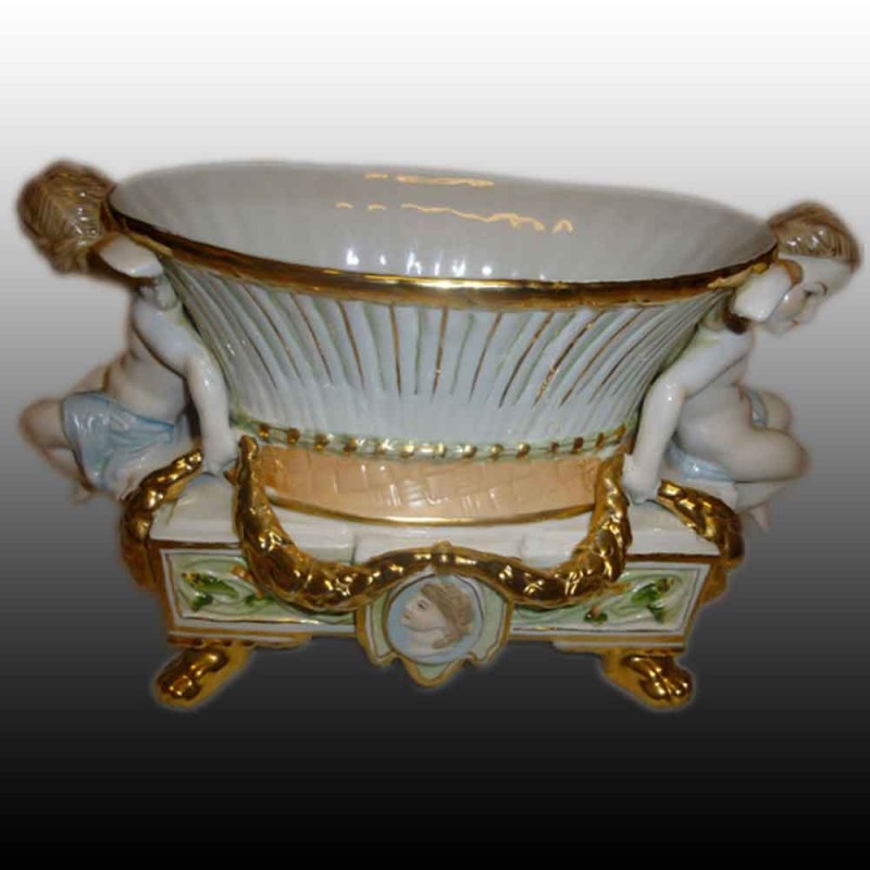 Jardinière putti en porcelaine fine marquée aux deux épées R.B. Jardinière putti en porcelaine fine marquée aux deux épées R.B.
