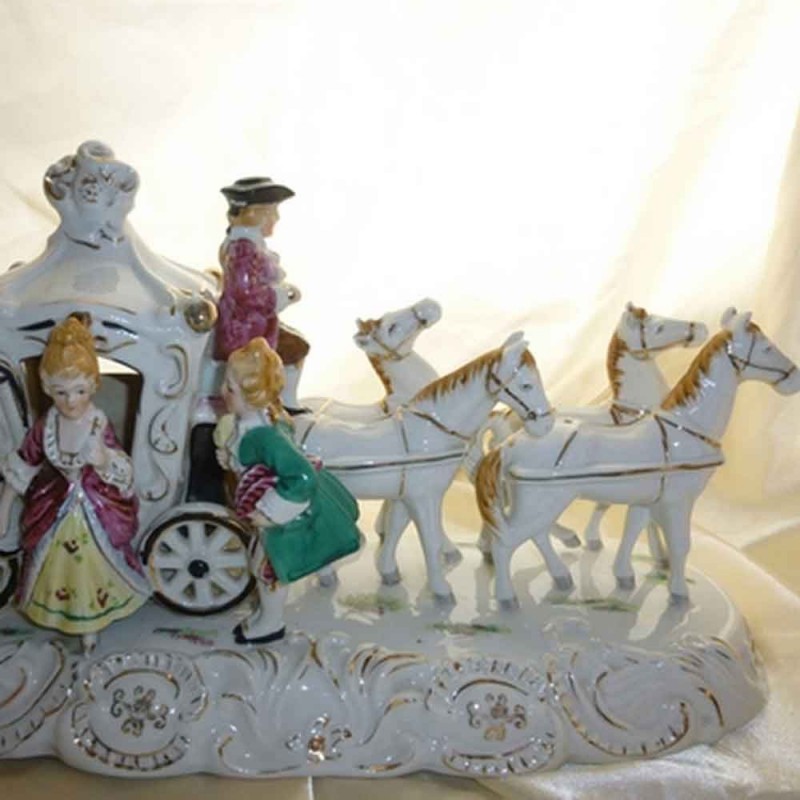 Ludwigsburg groupe carrosse marque dore a la couronne fermee-objet de vitrine XVIIIe siecle Ludwigsburg groupe carrosse marque dore a la couronne fermee-objet de vitrine XVIIIe siecle