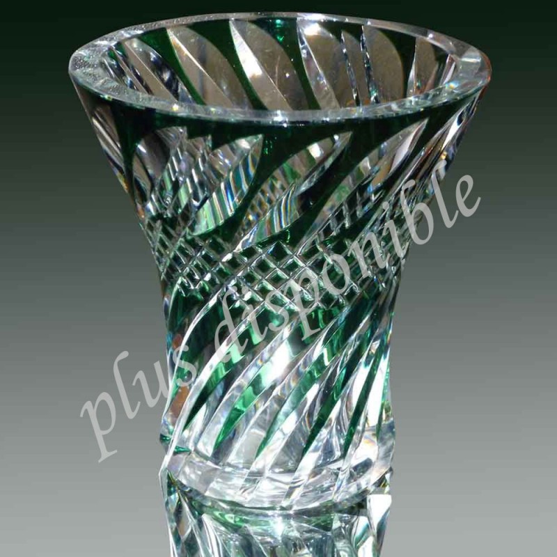 Vase en cristal doublé taillé vert du Val Saint Lambert signé. Vase en cristal doublé taillé vert du Val Saint Lambert signé.