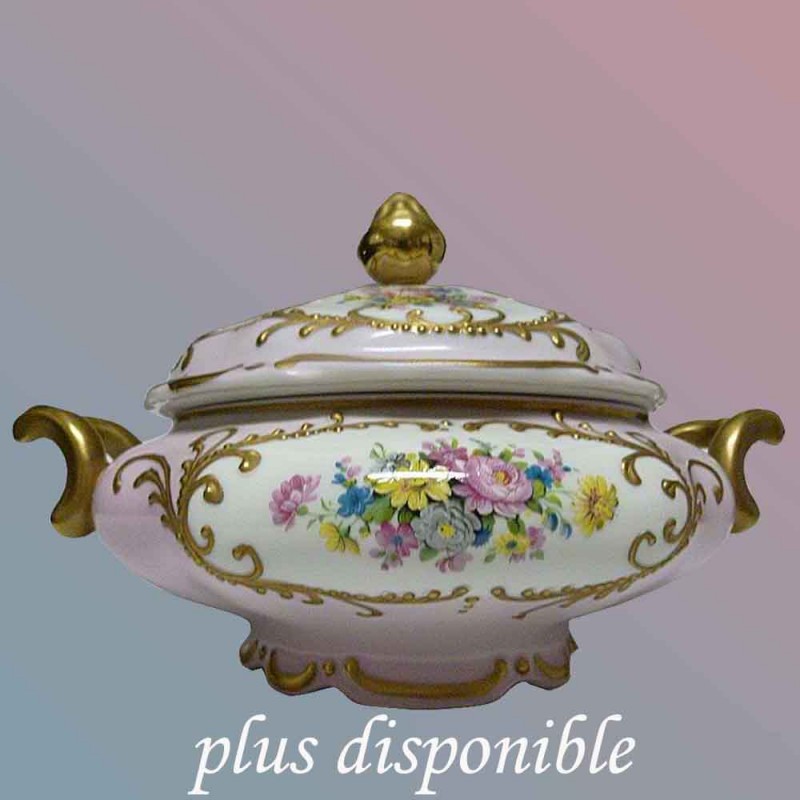 Limoge-Daniel Moreaux-soupiere-legumier en porcelaine au joli decor floral entoure de galon peint a l'or Limoge-Daniel Moreaux-soupiere-legumier en porcelaine au joli decor floral entoure de galon peint a l'or