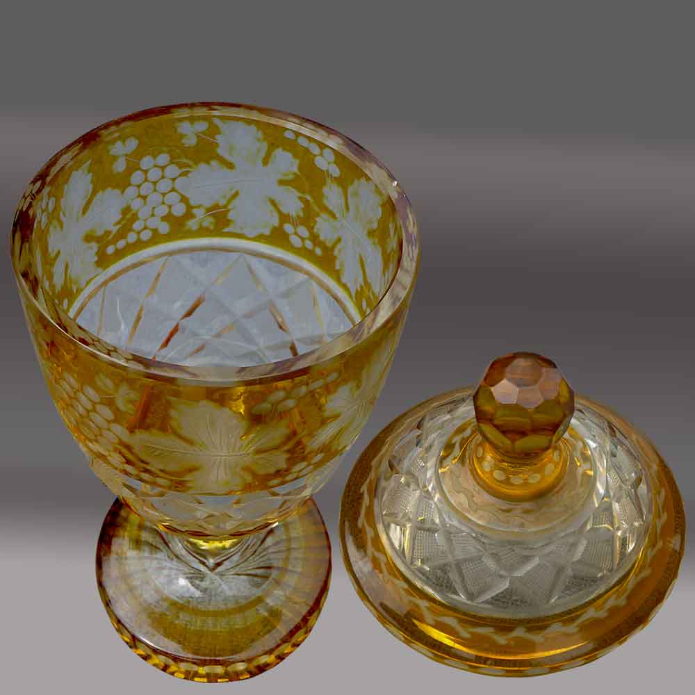 Pokal, bonbonnière en cristal de Bohème gravé ambre