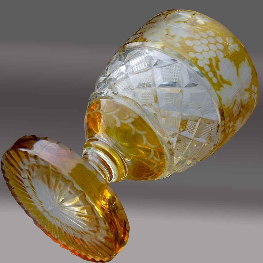 Pokal, scatola di caramelle in cristallo di Boemia incisa ambra