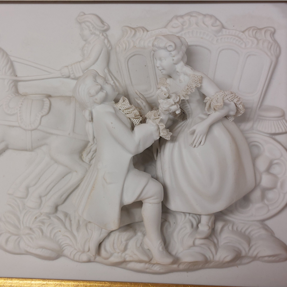 Bajorrelieve de porcelana Meissen biscuit que representa una escena romántica