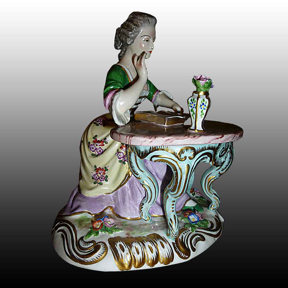 Porcelaine Francaise-Statuette en porcelaine de Paris XIXe siecle-La Liseuse