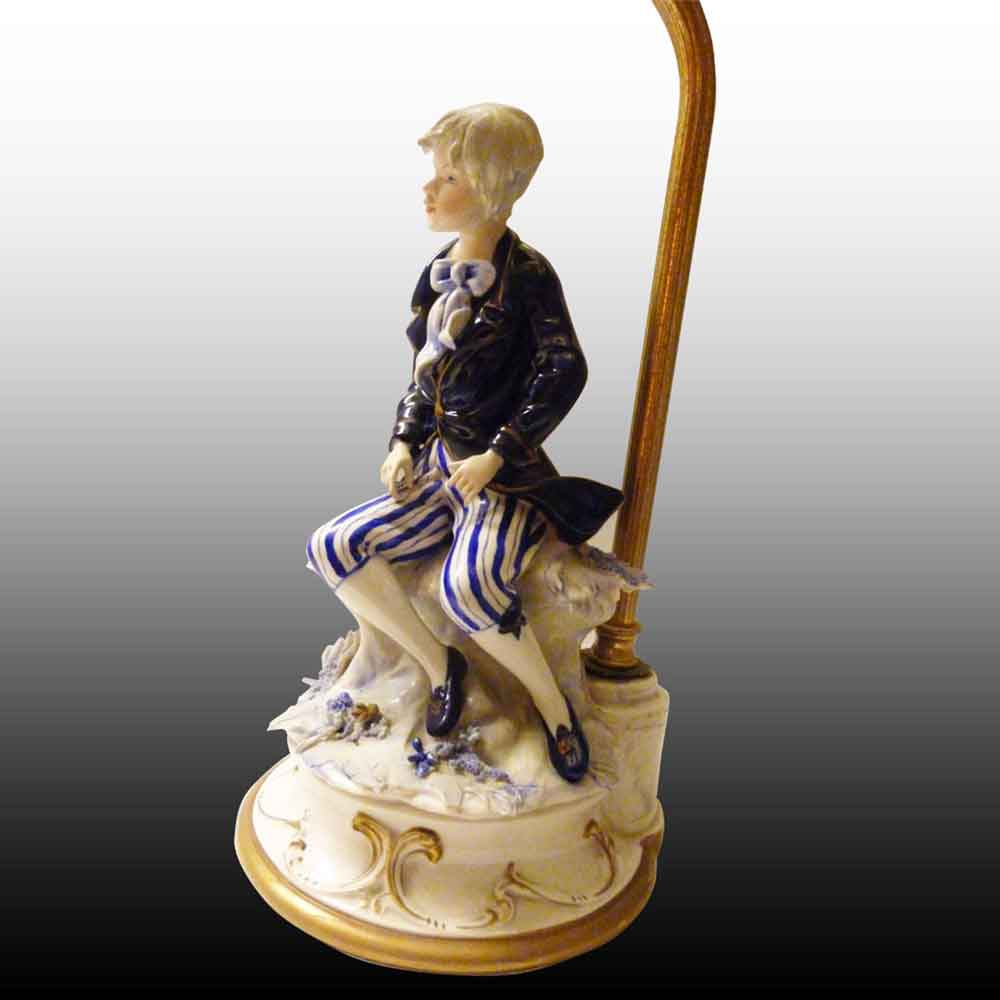 Porcelaine Francaise-lampadaire romantique en biscuit de porcelaine XXe siecle