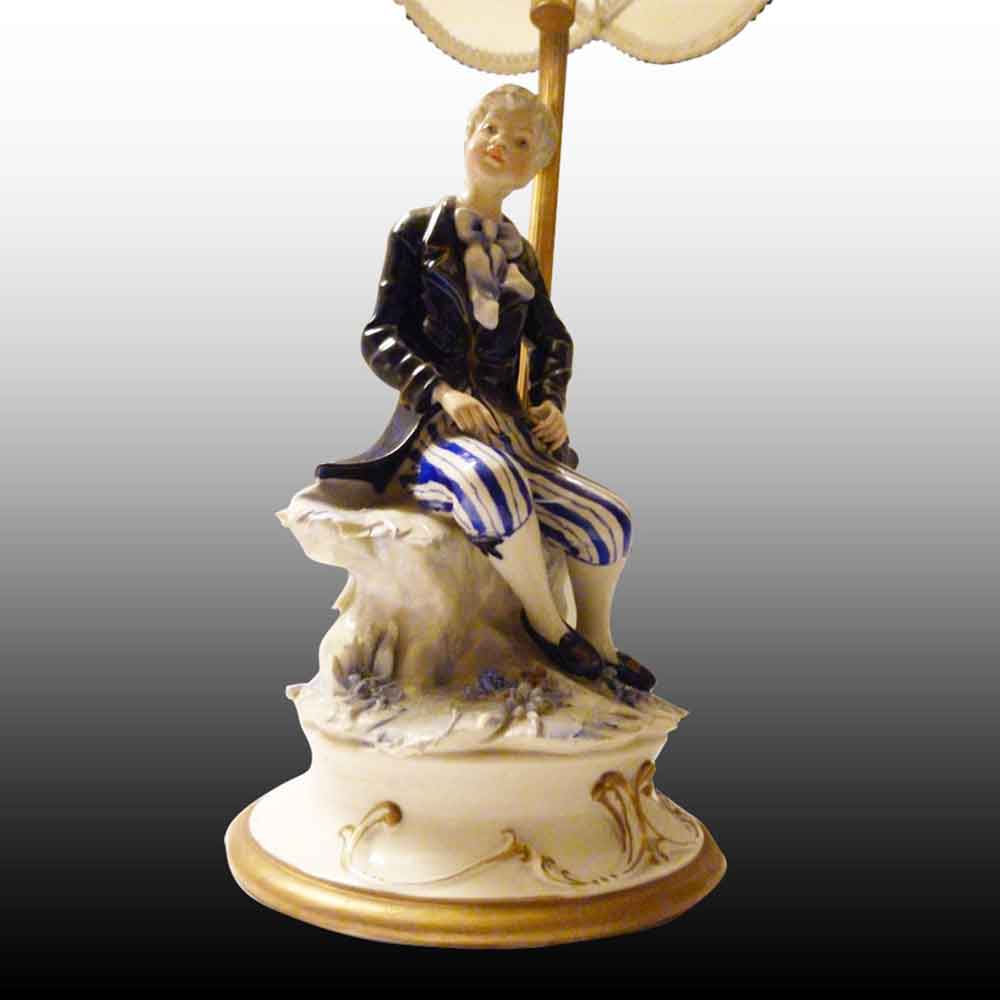 Porcelaine Francaise-lampadaire romantique en biscuit de porcelaine XXe siecle