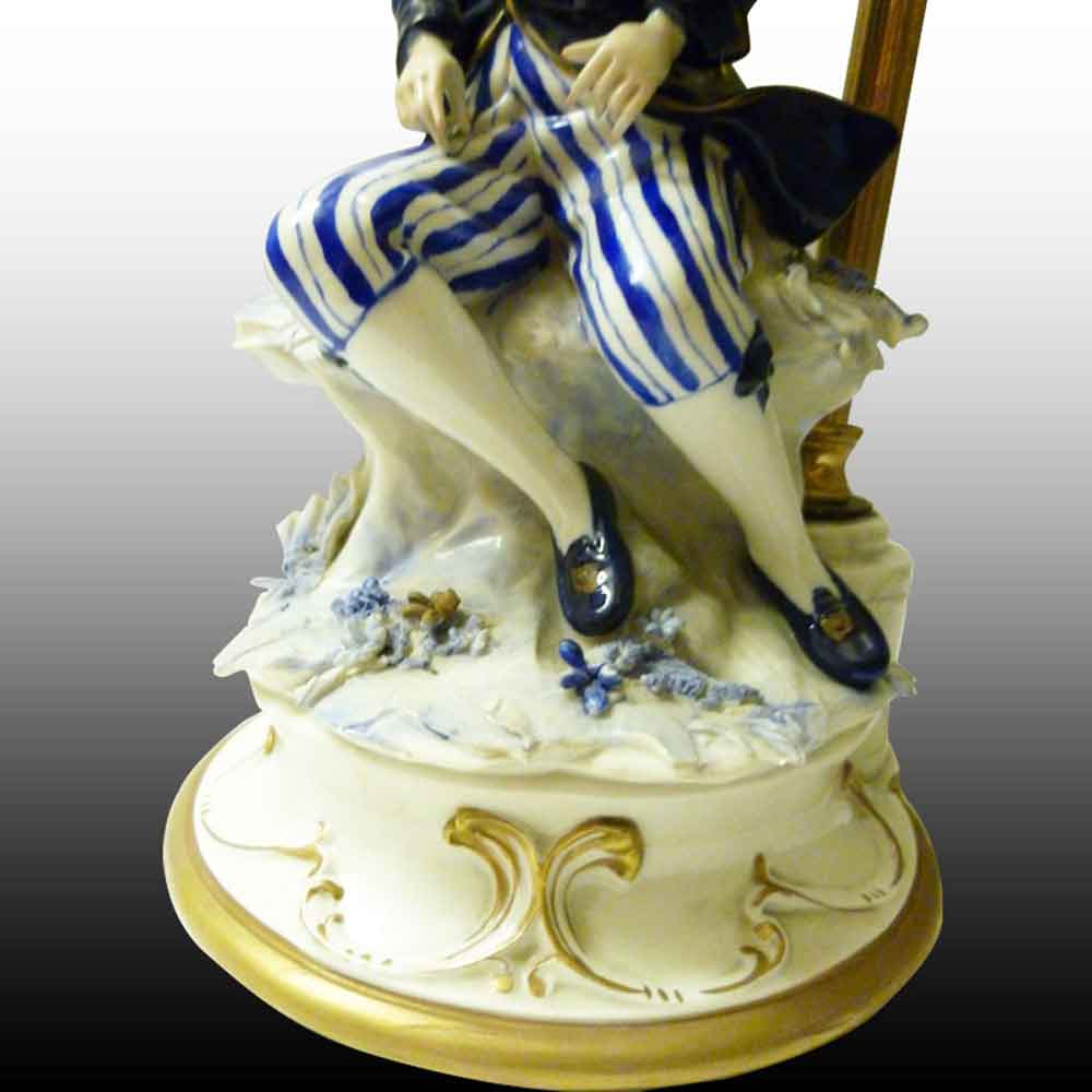 Porcelaine Francaise-lampadaire romantique en biscuit de porcelaine XXe siecle