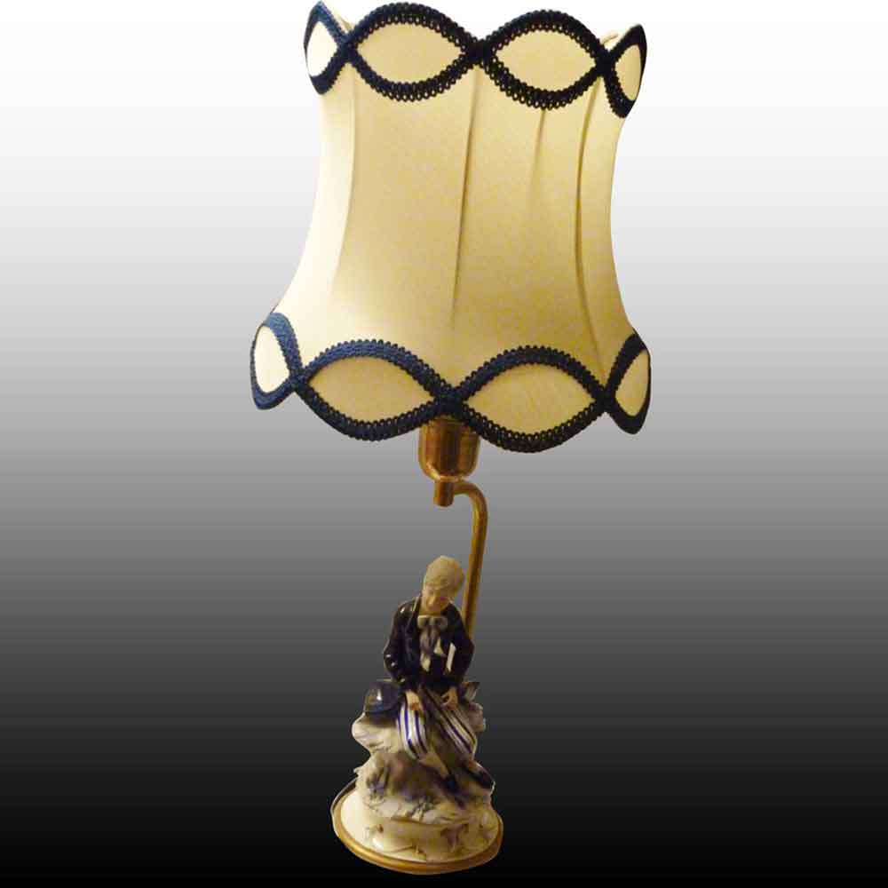 Porcelaine Francaise-lampadaire romantique en biscuit de porcelaine XXe siecle