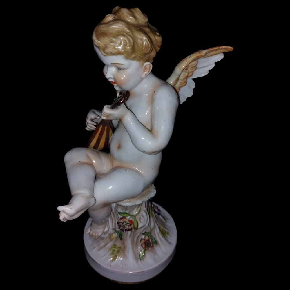 Pair of musician putti from Capodimonte, 19th century