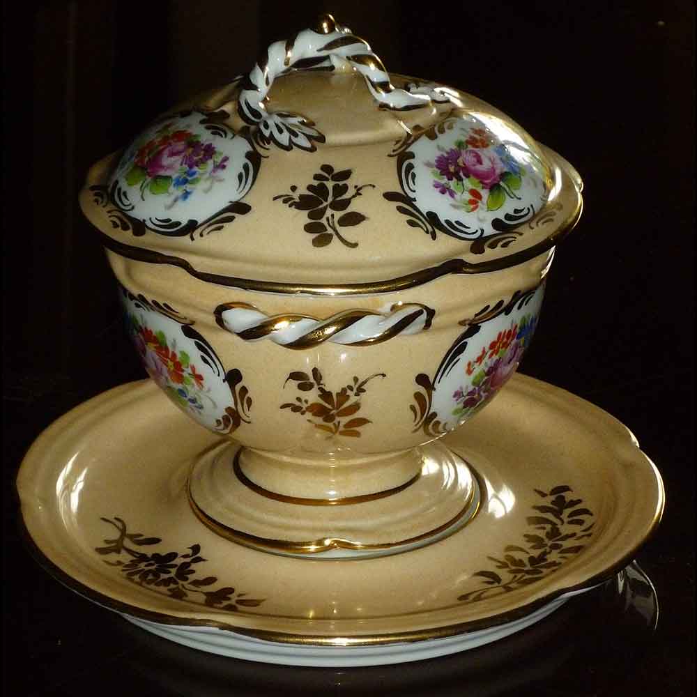 tasse trembleuse bouillon couvert en porcelaine de Paris
