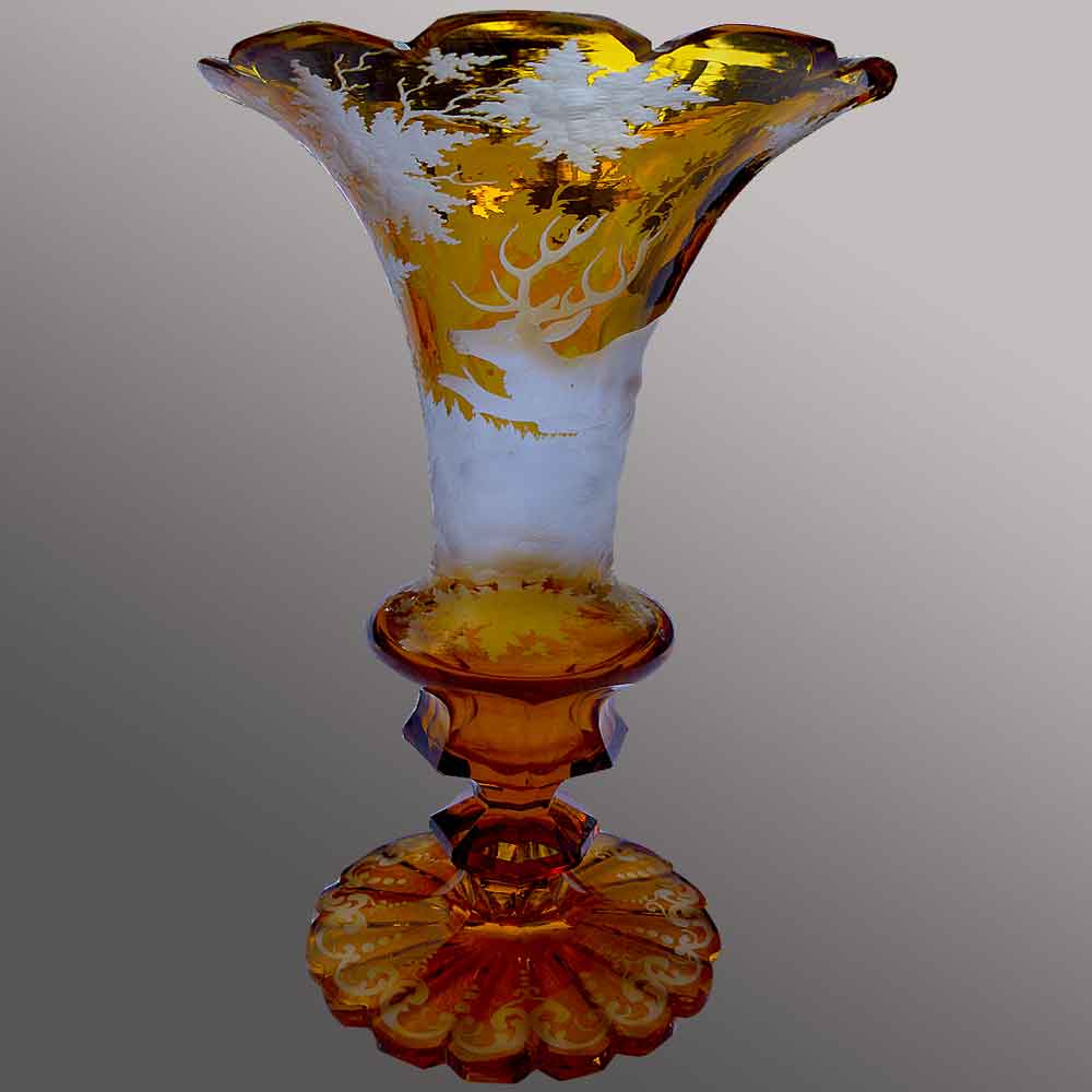 Cristal de Bohemia, jarrón cono de cristal del siglo XIX.