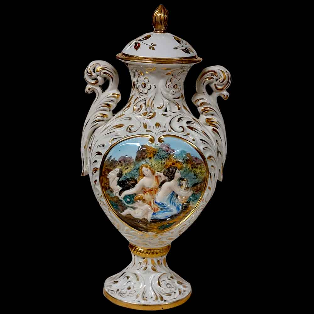 Potiche couverte en porcelaine signé à la couronne Capodimonte Italie