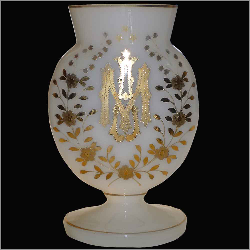 Vase en opaline blanche emaille d'epoque Napoleon III