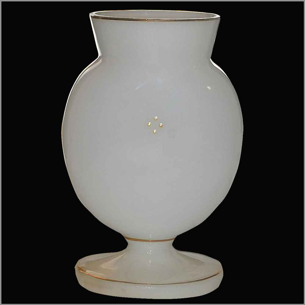 Vase en opaline blanche emaille d'epoque Napoleon III