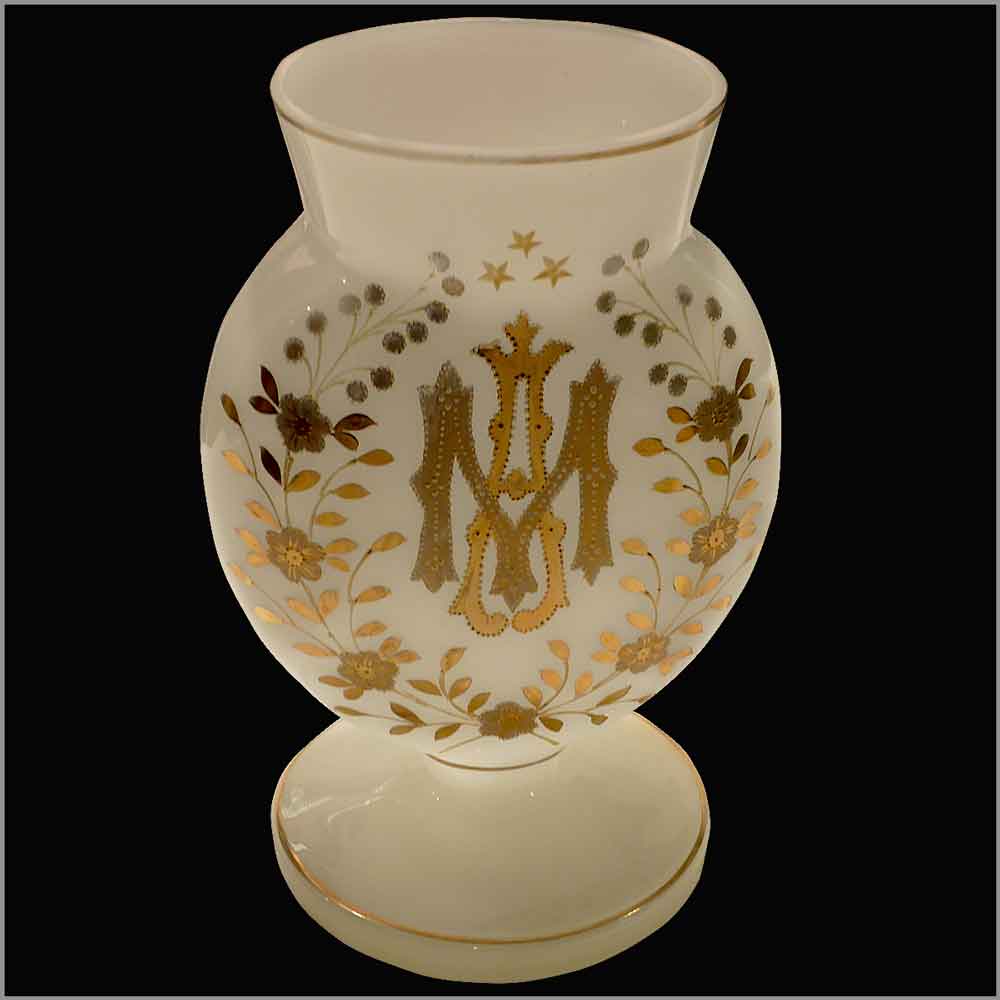 Vase en opaline blanche emaille d'epoque Napoleon III