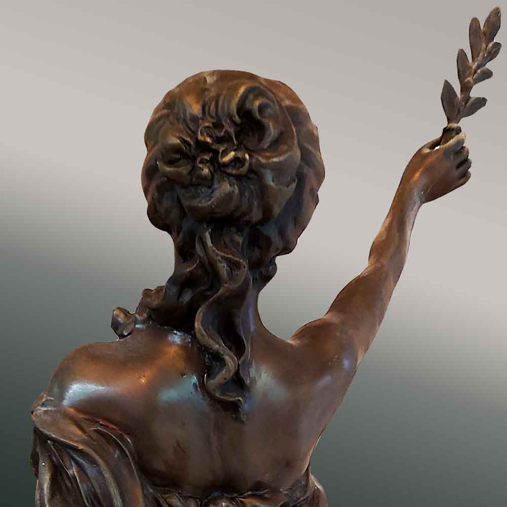 Escultura en bronce alegoría de la victoria de finales del siglo XIX.